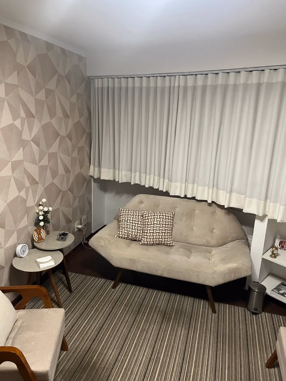 Sofá e detalhes acolhedores do consultório