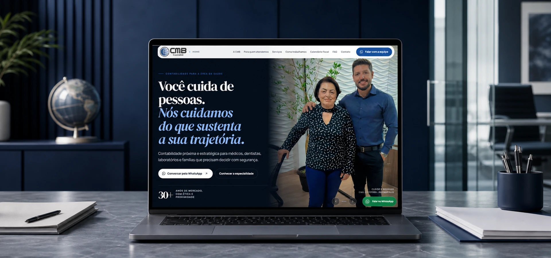 Notebook exibindo a página inicial da CMB Contábil em um escritório executivo
